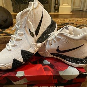 Kyrie Mens Basketball Shoes